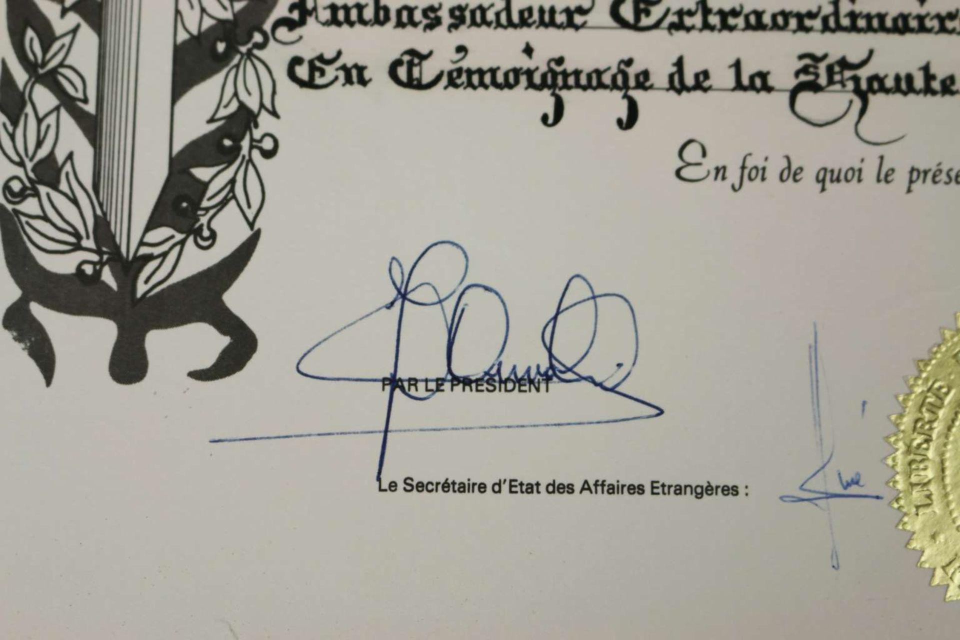 Autograph Jean-Claude Duvalier, Verleihungsurkunde zum Großkreuz des Orden Honneur et Mérite - Bild 2 aus 3