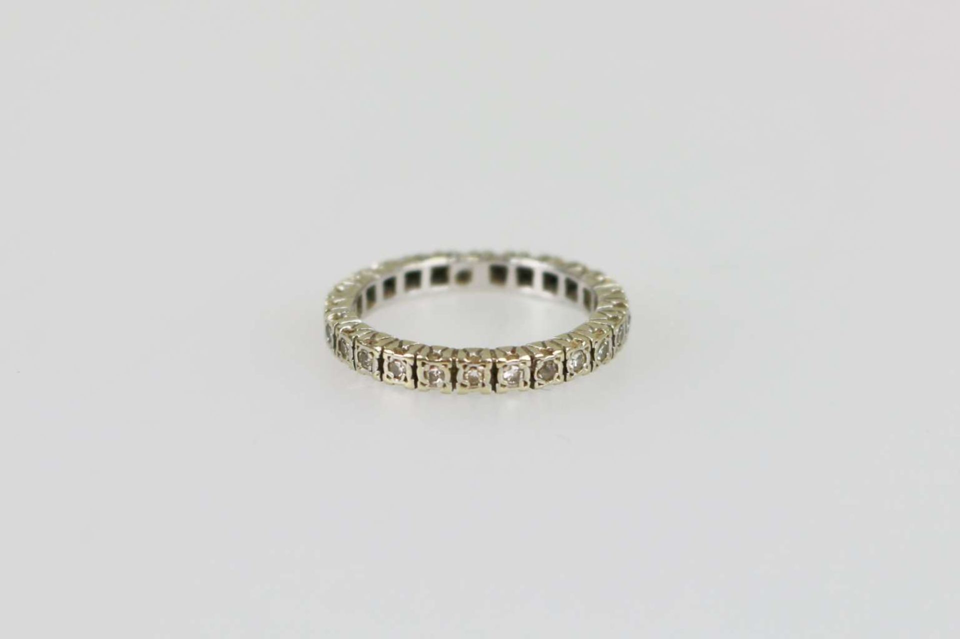 14K Eternity-Ring mit Diamantbesatz