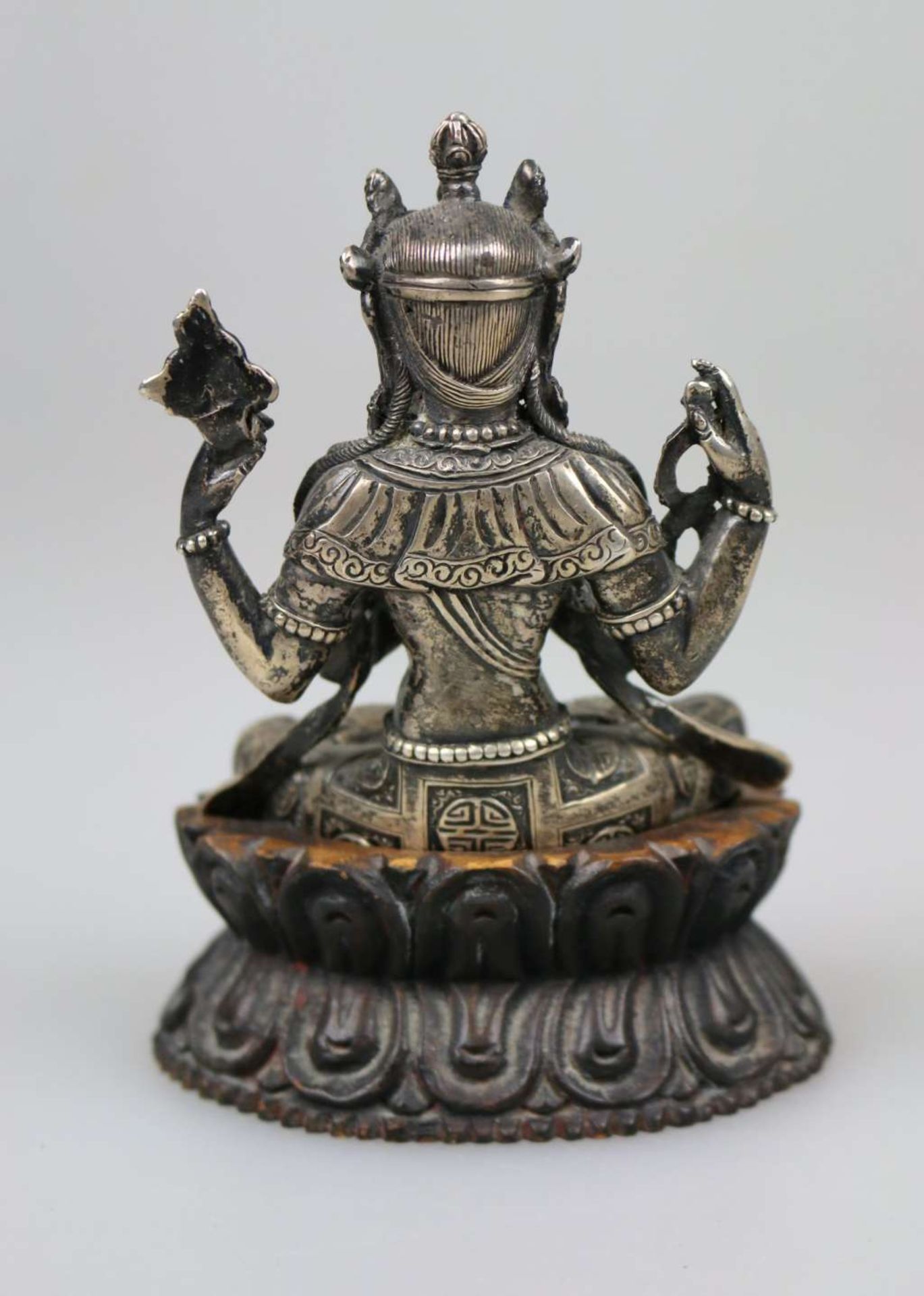 Avalokitesvara- Chenrezig, vierarmige Gottheit, Silber, wohl 19. Jh. - Image 2 of 4