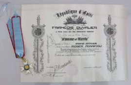 Autograph Dr. Francois Duvalier, Urkunde zum Großkreuz des Orden Honneur et Mérite mit Orden