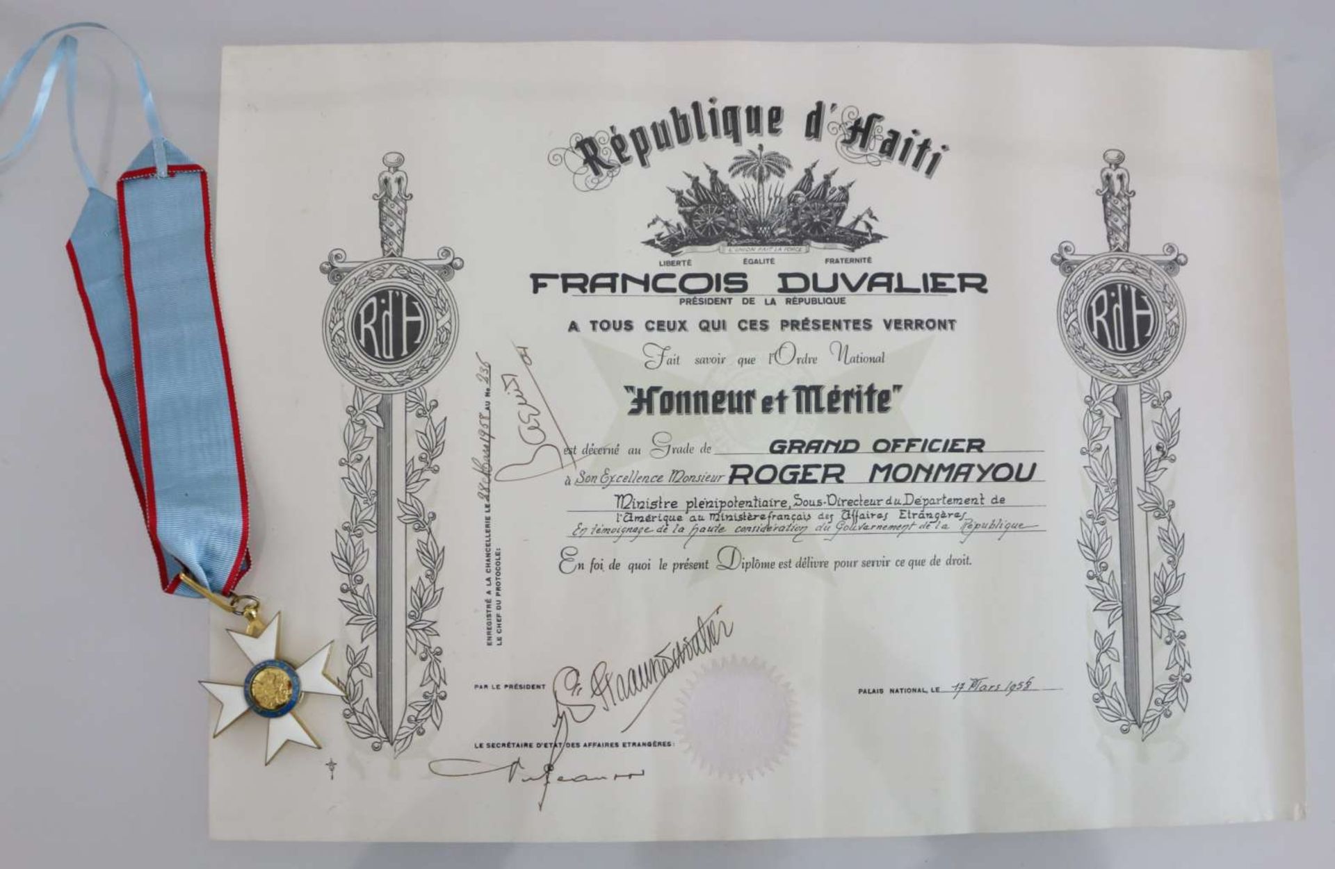 Autograph Dr. Francois Duvalier, Urkunde zum Großkreuz des Orden Honneur et Mérite mit Orden