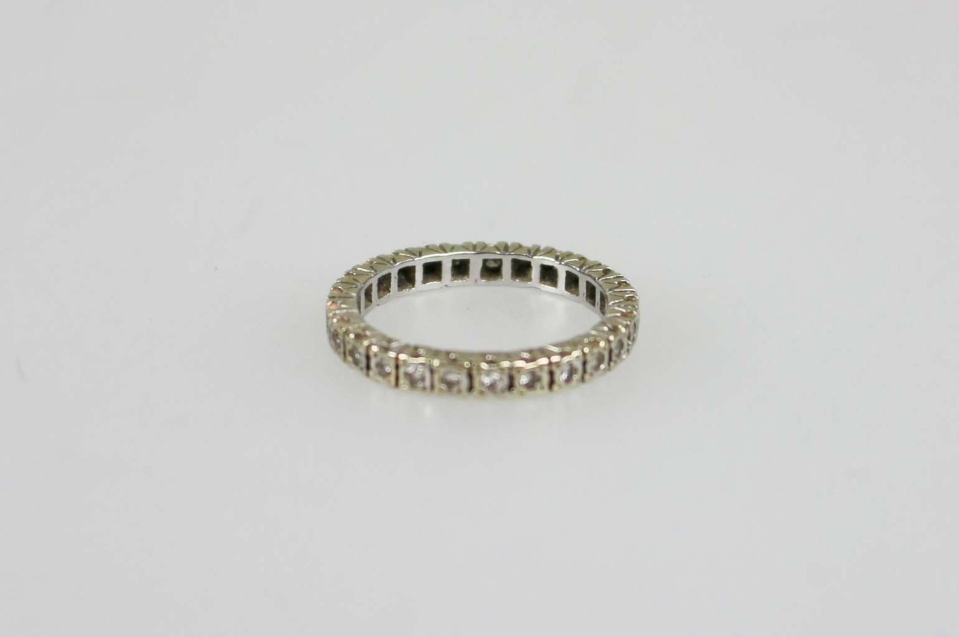 14K Eternity-Ring mit Diamantbesatz - Bild 2 aus 3