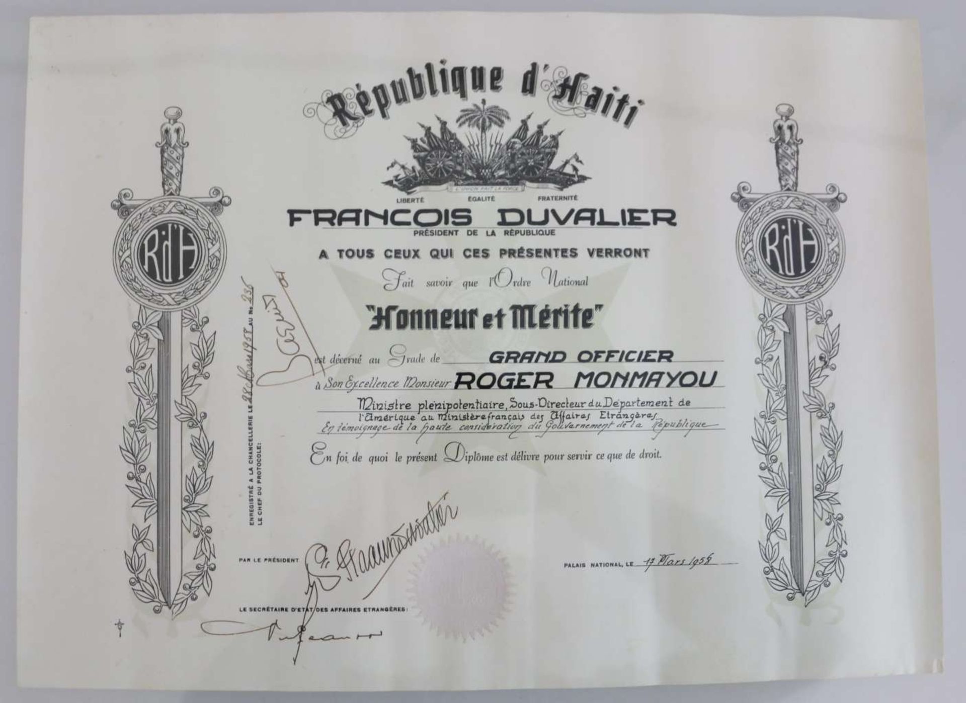 Autograph Dr. Francois Duvalier, Urkunde zum Großkreuz des Orden Honneur et Mérite mit Orden - Image 3 of 5