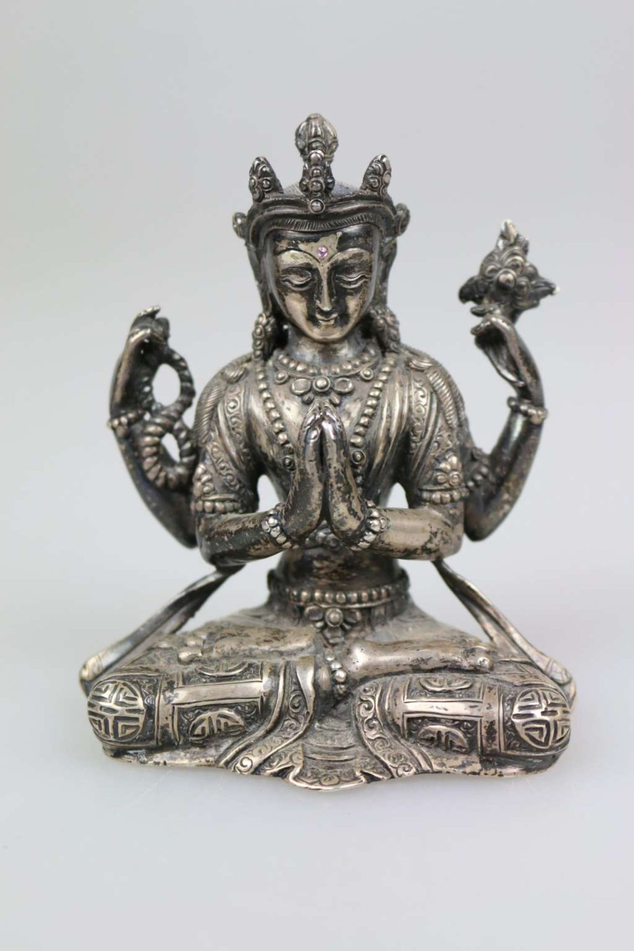 Avalokitesvara- Chenrezig, vierarmige Gottheit, Silber, wohl 19. Jh. - Image 3 of 4