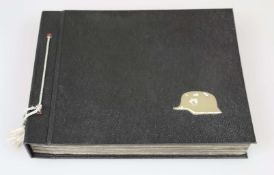 Wehrmacht,  Fotoalbum mit aufgelegtem Stahlhelm, 377 Fotos