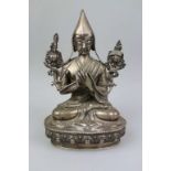 Tsongkhapa - Statuette, Tibet, wohl 19. Jh., Silber.