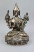 Tsongkhapa - Statuette, Tibet, wohl 19. Jh., Silber.