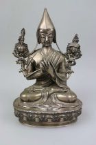 Tsongkhapa - Statuette, Tibet, wohl 19. Jh., Silber.