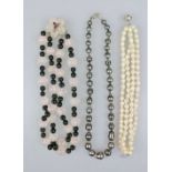 Zwei Perlenketten und ein Perlenarmband, 14K Schließe