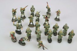 Konvolut von 22 Elastolin Soldaten Infanterie