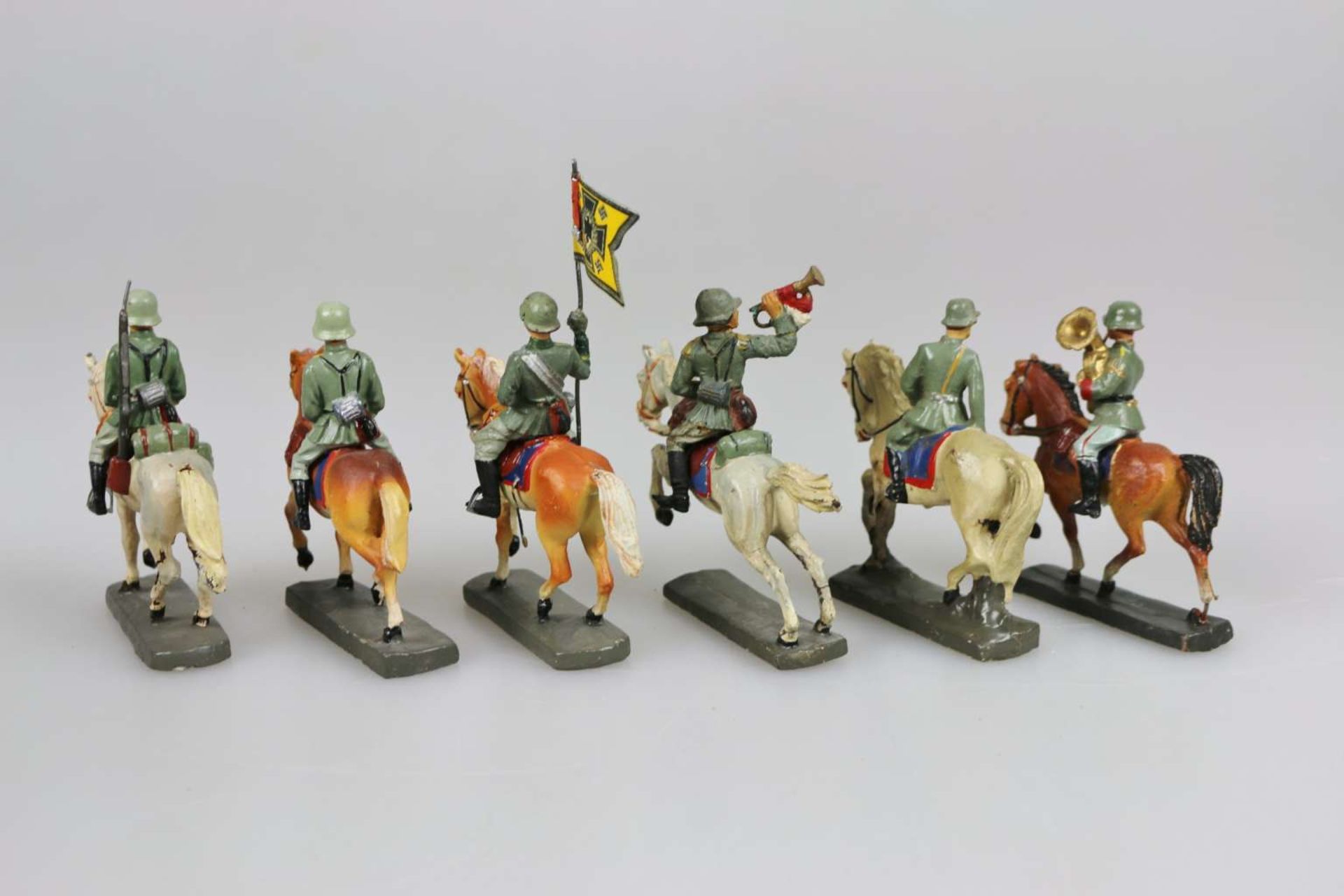 6 berittenen Elastolin Soldaten, dabei 1 Fahnenträger - Image 3 of 4