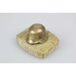 Miniaturstahlhelm aus Bronze