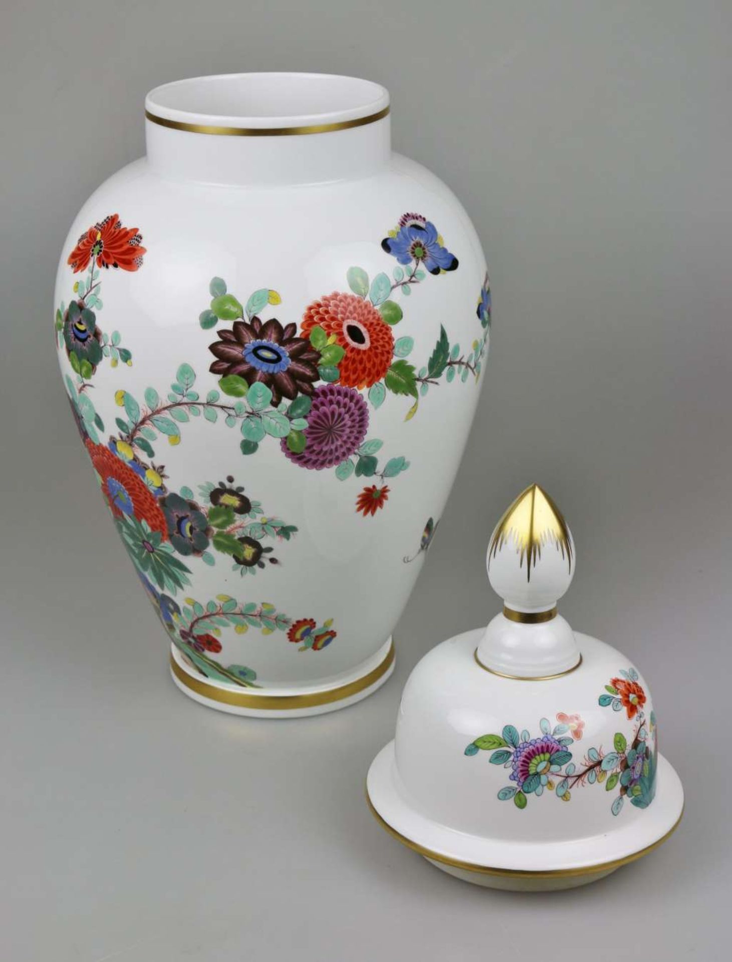 Meissen, große Deckelvase, 71 cm. Indische Malerei mit Schmetterlingen - Image 3 of 4