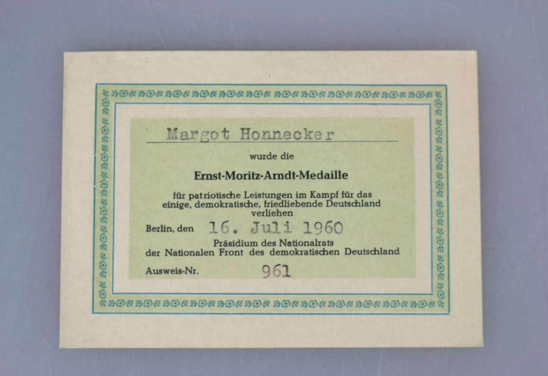 Margot Honecker, Verleihungsausweis - Bild 2 aus 4