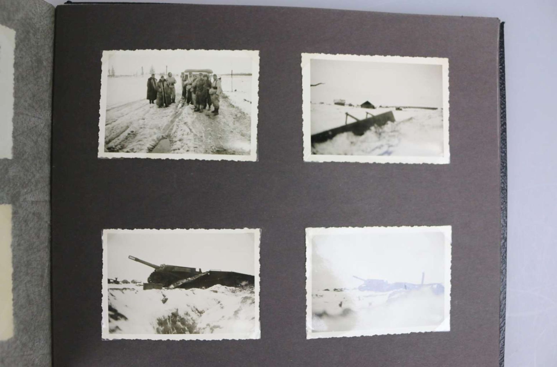 Wehrmacht, Fotoalbum mit aufgelegtem Stahlhelm, 377 Fotos - Image 7 of 7
