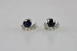 Paar 8K Ohrstecker mit blauem Farbstein und Diamanten