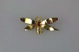 Kleine Brosche in Form einer Libelle, 585er Gold, Nadel aus Metall, mit kl. Rubin u. 2 kl. Smaragde.