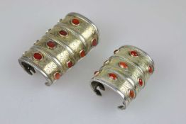 Turkmenistan Tekke 19. Jh., 2 Armreifen, silber feuervergoldet mit Kaneolsteinen