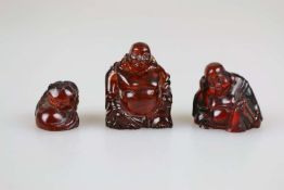 Zwei Netsuke und ein Okimono, wohl Kunststoff