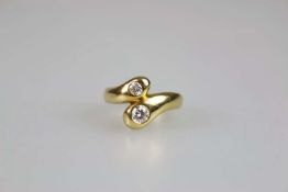 18K GG Ring mit zwei Diamanten