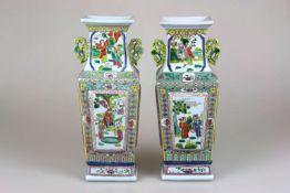 Paar Vierkant-Vasen, China, 20. Jh., Famille-Rose