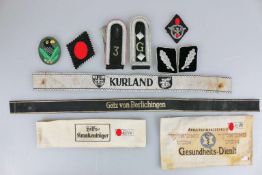 Konvolut von 11 verschiedenen Stoffabzeichen und Effekten, Sammleranfertigungen