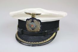 Kriegsmarine, weiße Schirmmütze für einen Leutnant zur See