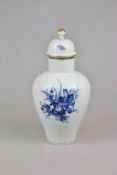 Meissen, große Deckelvase