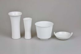 KPM, 2 Vasen, Übertopf und Schale