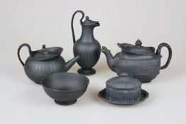 5 Teile schwarze Basaltware, u.a. Wedgwood