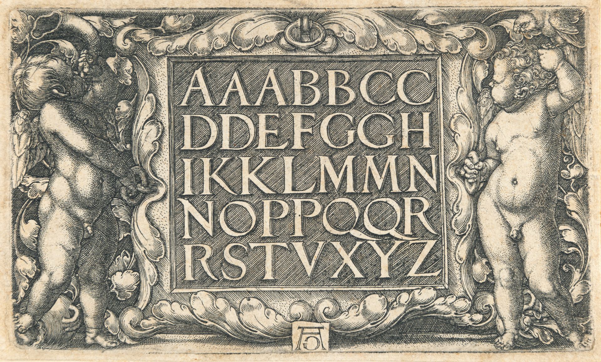 Heinrich Aldegrever – Ornamentales Paneel mit dem lateinischen Alphabet, von zwei Genien gehalten