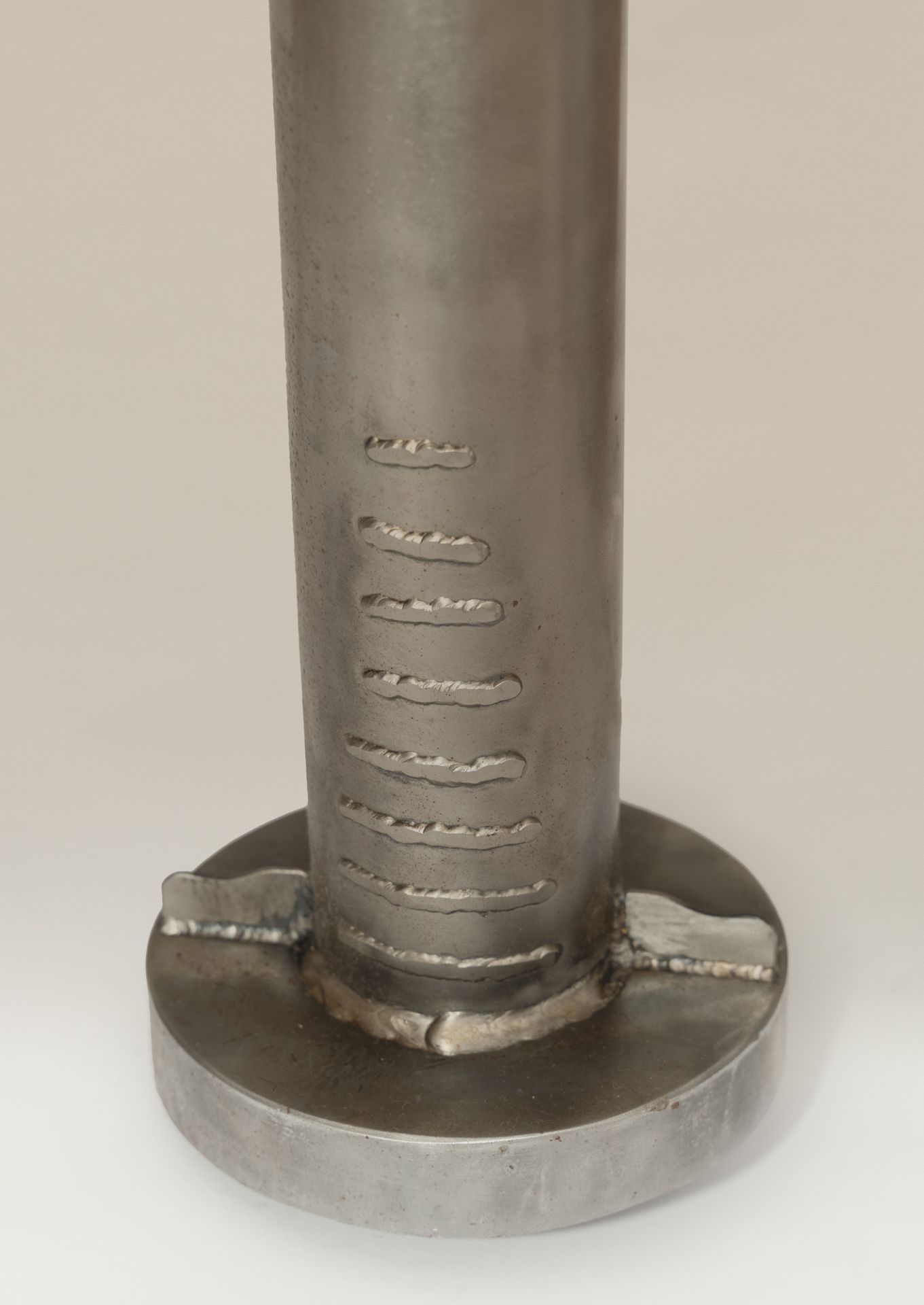 Günther Uecker (1930 Wendorf) – Nail.Steel, hand-forged. (1989). C. 178 x 17 x 17 cm. One of an - Image 5 of 8