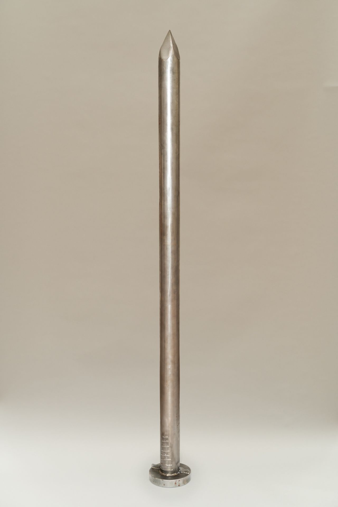 Günther Uecker (1930 Wendorf) – Nail.Steel, hand-forged. (1989). C. 178 x 17 x 17 cm. One of an - Image 2 of 8