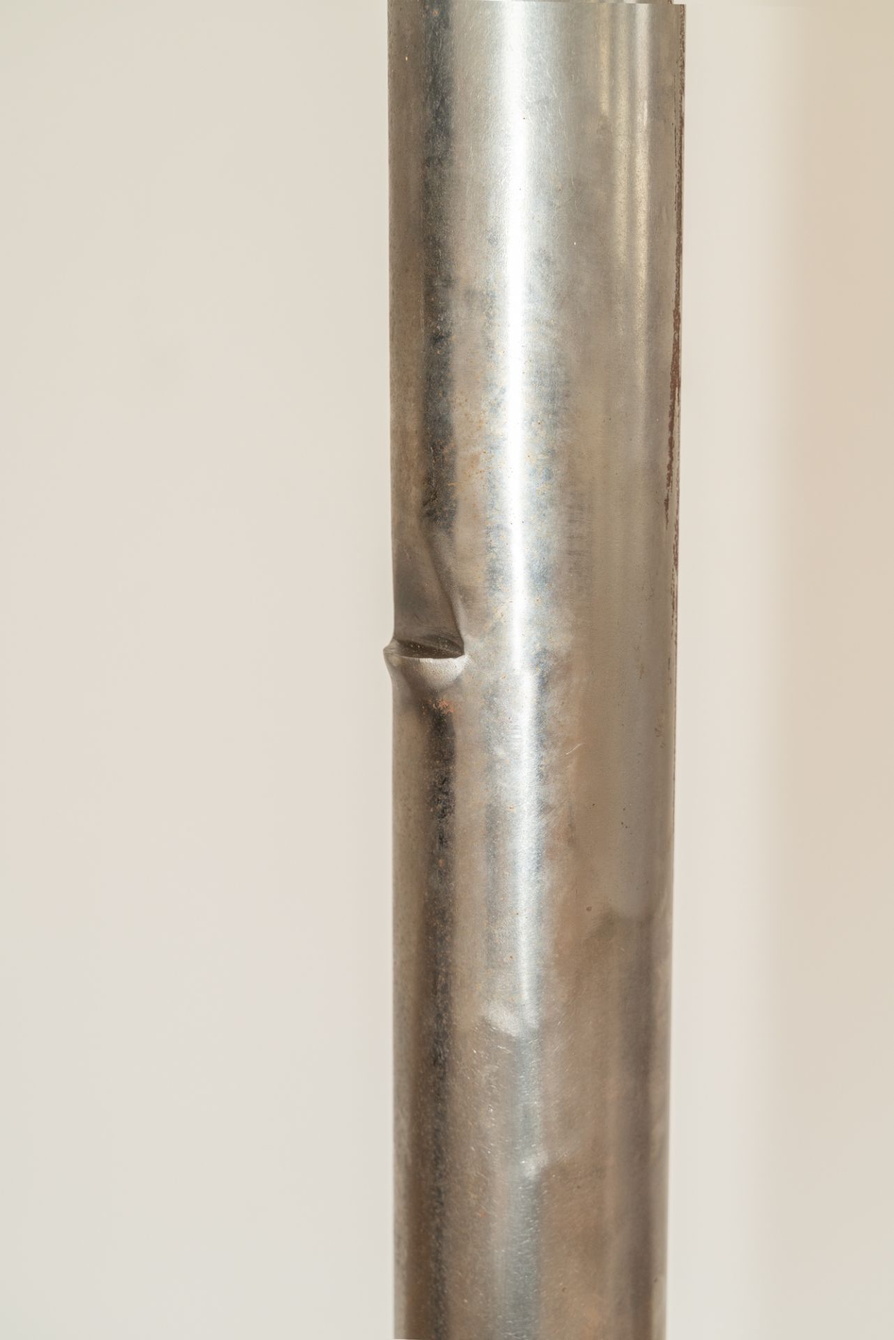 Günther Uecker (1930 Wendorf) – Nail.Steel, hand-forged. (1989). C. 178 x 17 x 17 cm. One of an - Image 3 of 8