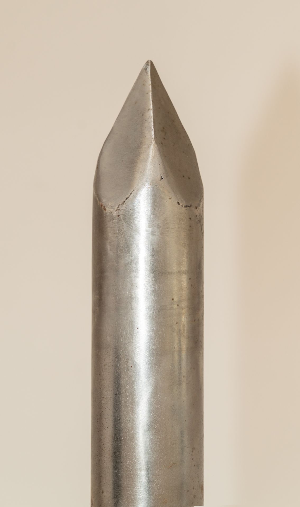Günther Uecker (1930 Wendorf) – Nail.Steel, hand-forged. (1989). C. 178 x 17 x 17 cm. One of an - Image 4 of 8