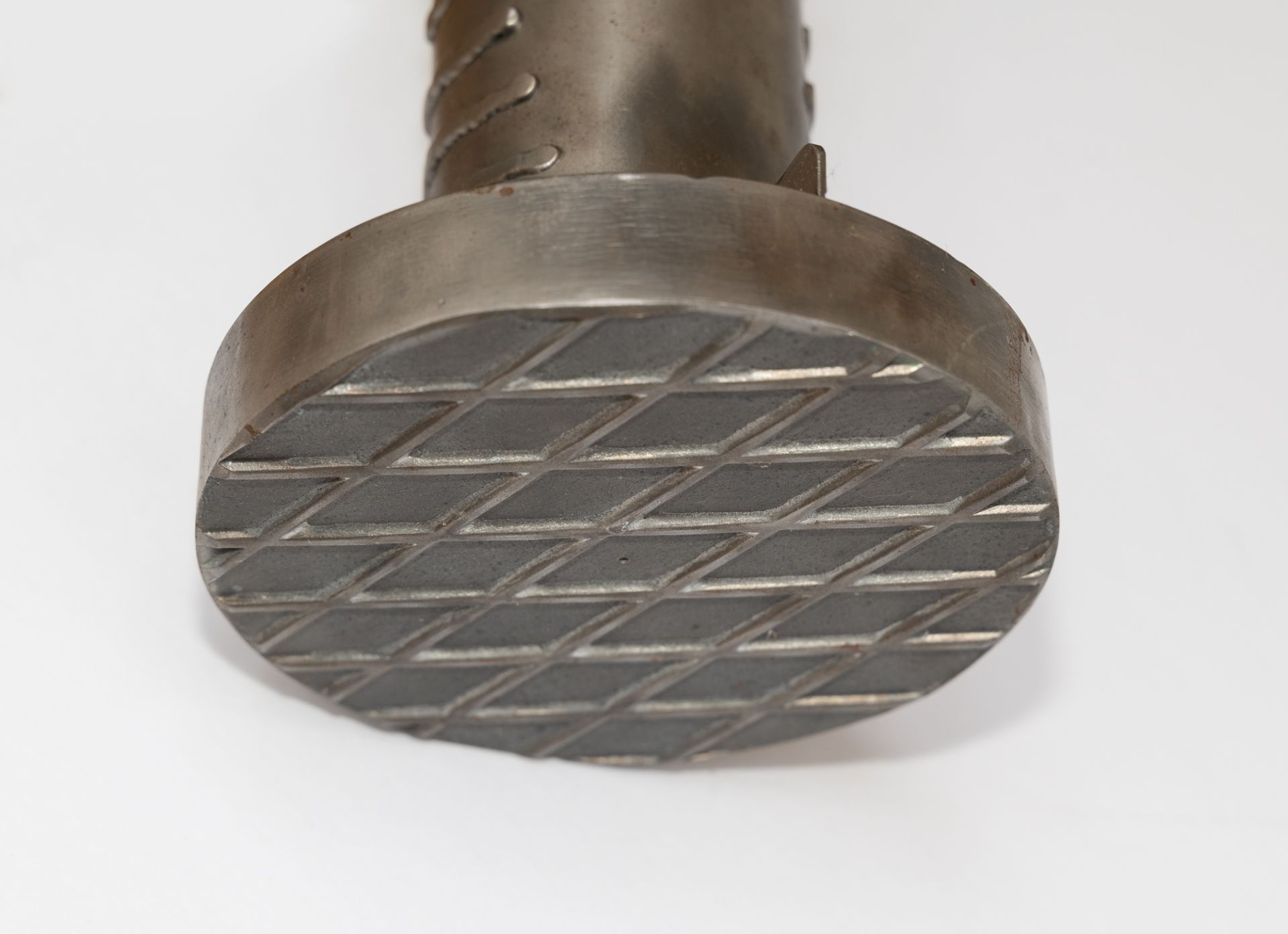 Günther Uecker (1930 Wendorf) – Nail.Steel, hand-forged. (1989). C. 178 x 17 x 17 cm. One of an - Image 6 of 8