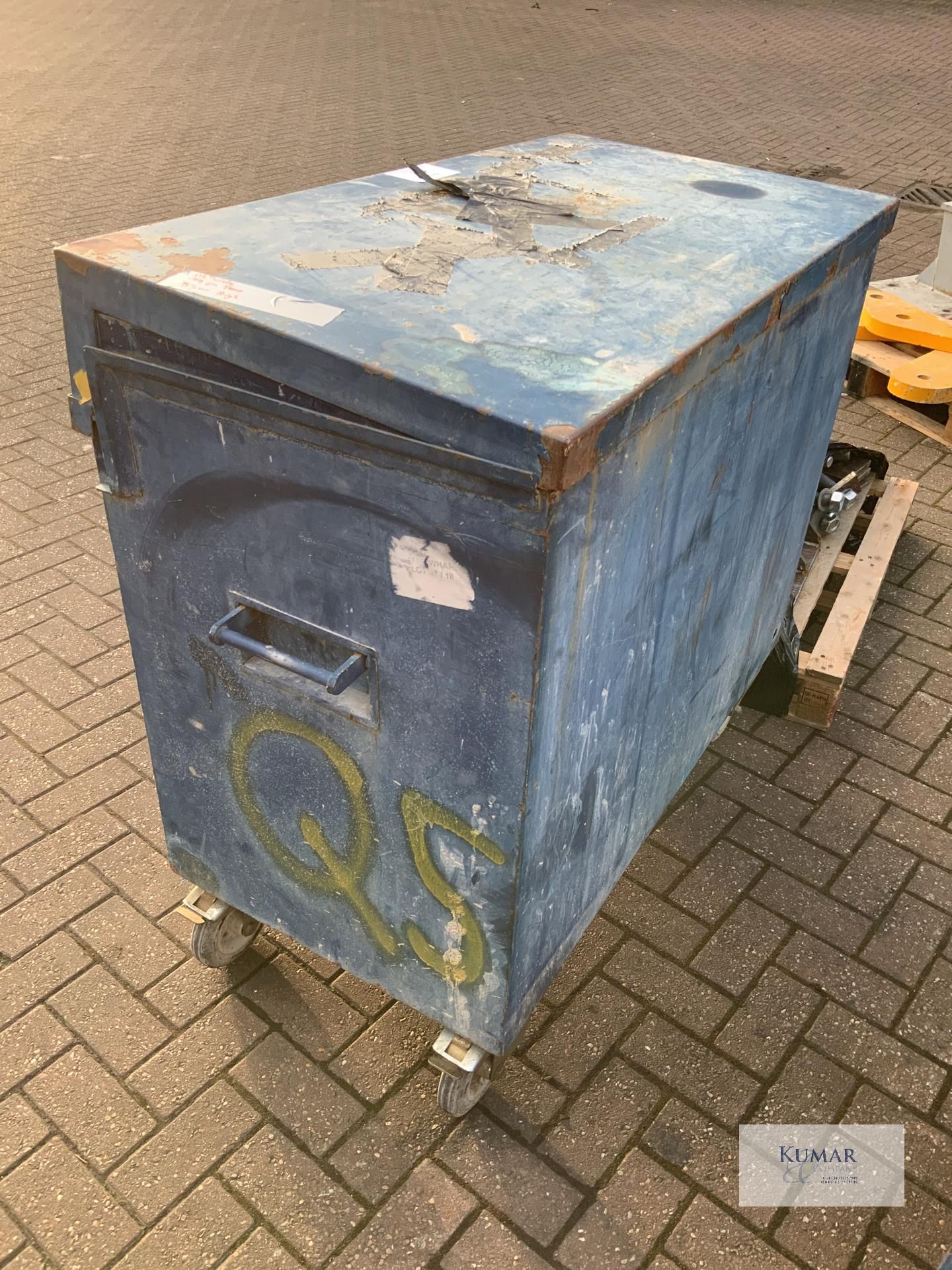 Site safety box on casters with keys - Image 3 of 6