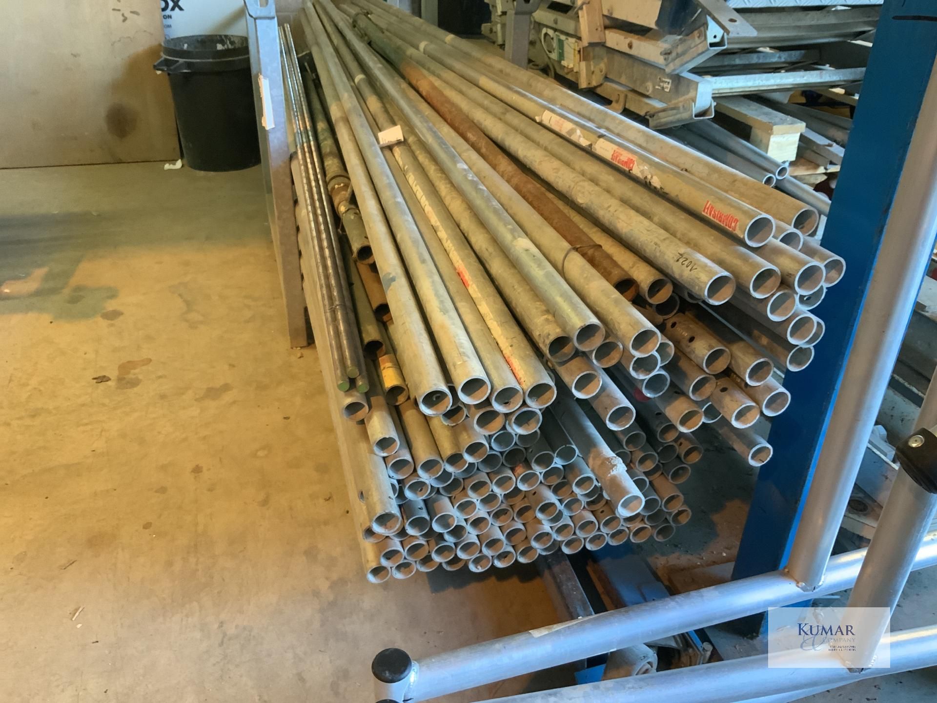 Approximately 140 : 4m Combisafe Scaffold Tubes : Approximately 10 Push Pull Props - Bild 2 aus 8