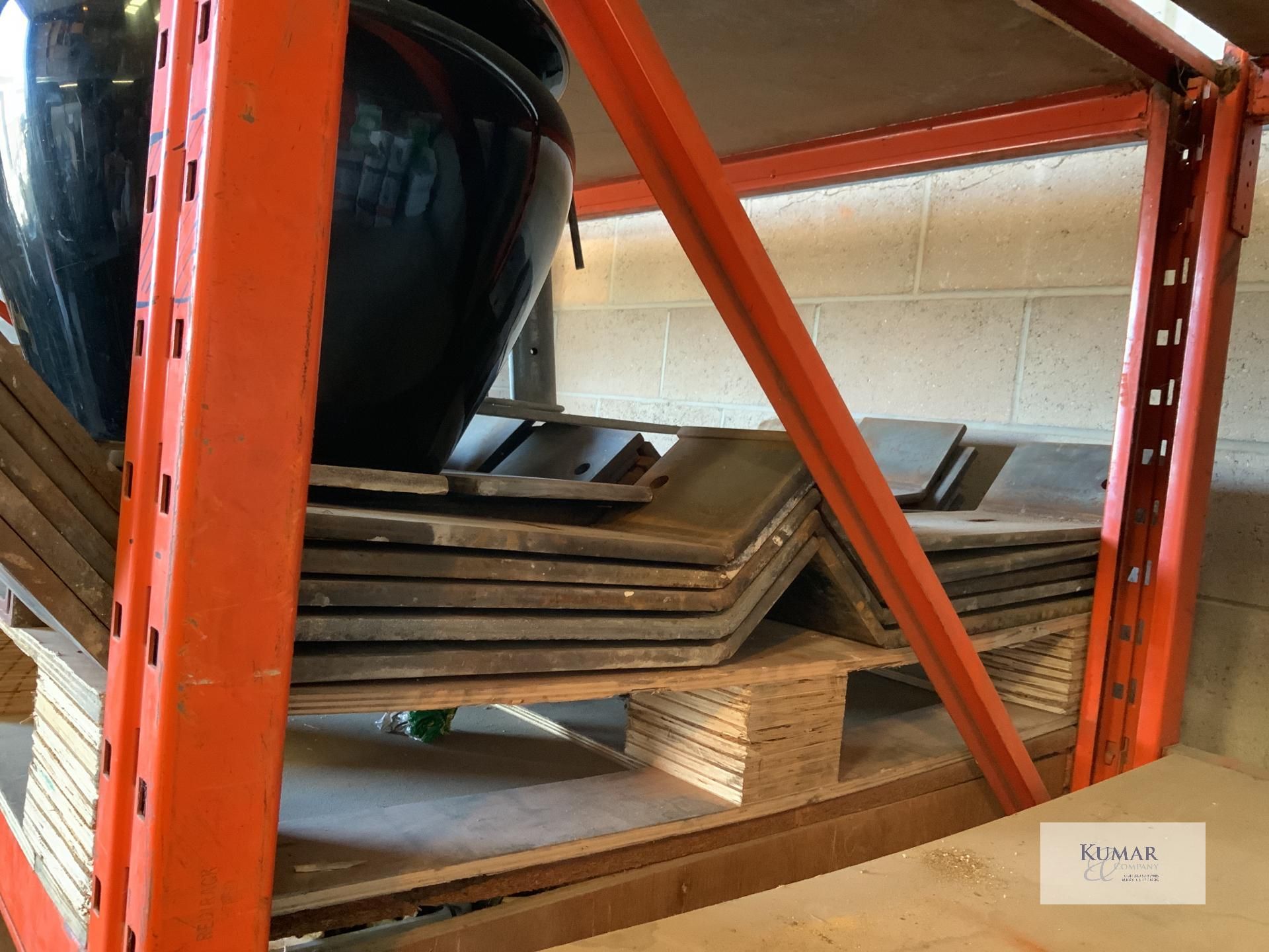 Pallet containing steel angled brackets - Image 5 of 7