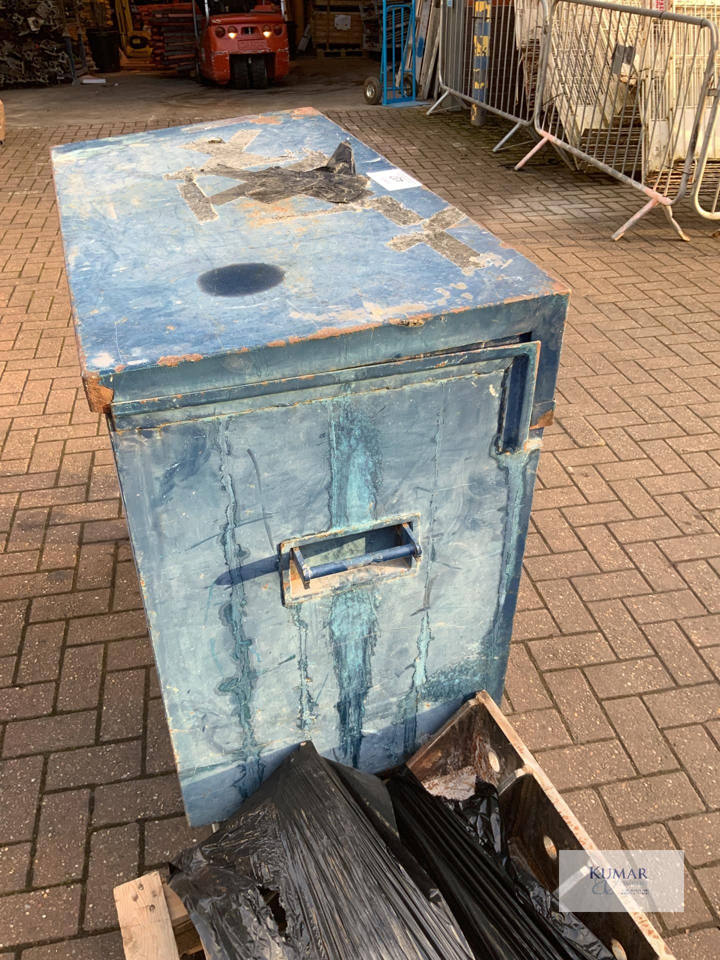 Site safety box on casters with keys - Image 4 of 6