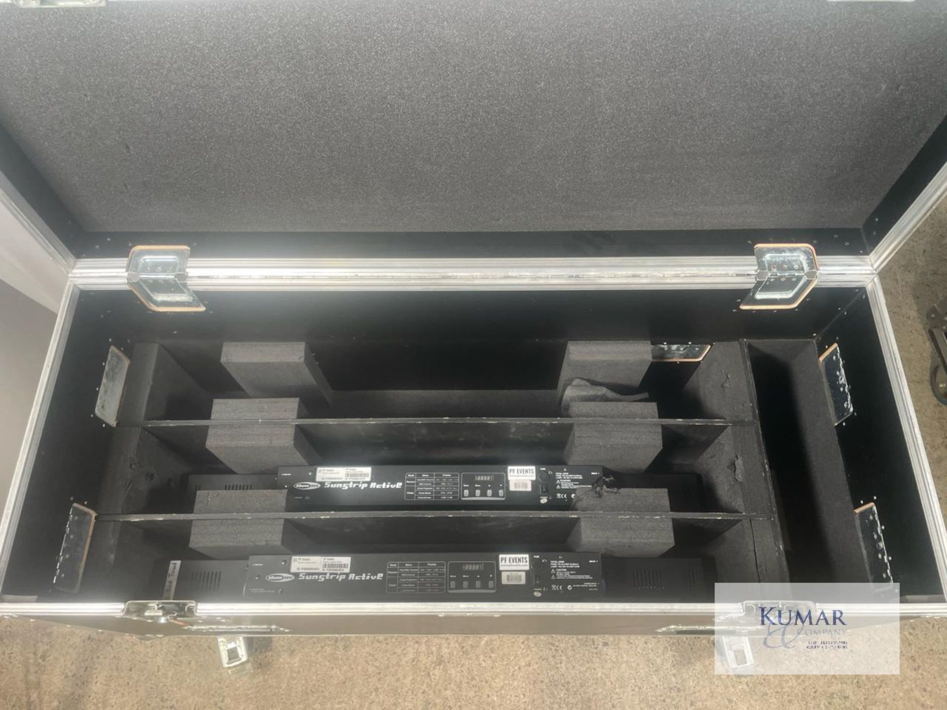 5x Showtec Sunstrip Active in 5 STAR Flight Case With floor 16amp - PowerCon, safeties, floor mounts - Image 5 of 8