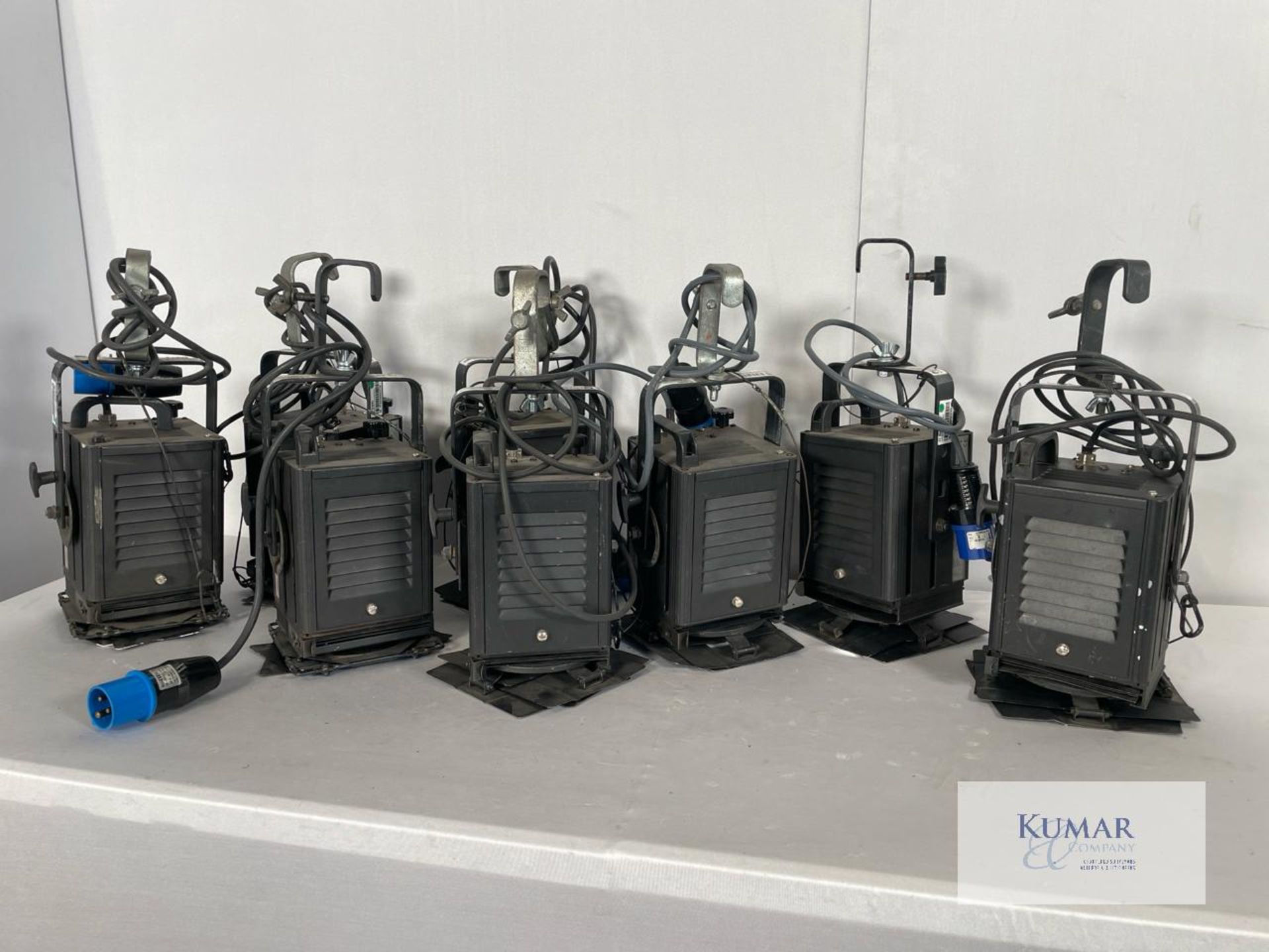 8x Units of COMBI 05 F Fresnel 650w in Flight Cas With Barn Doors, Gel Frame, Hook Clamp and Safety - Image 2 of 6