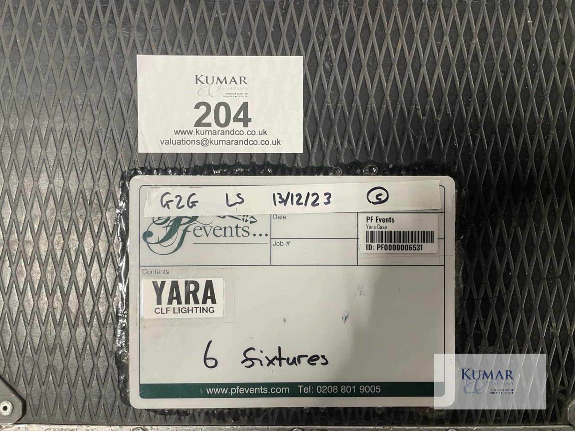 6x CLF Lighting - YARA (LED PAR Fixture) in Flight Case IP Rated PARS with Omega Bracket and Trigger - Image 6 of 7