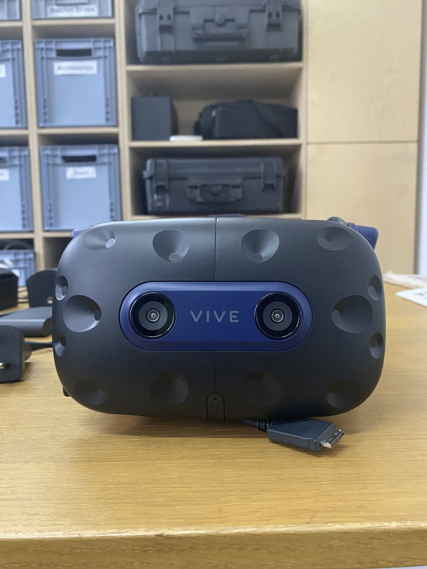 HTC Vive Pro 2 VR Headset - Bild 2 aus 9