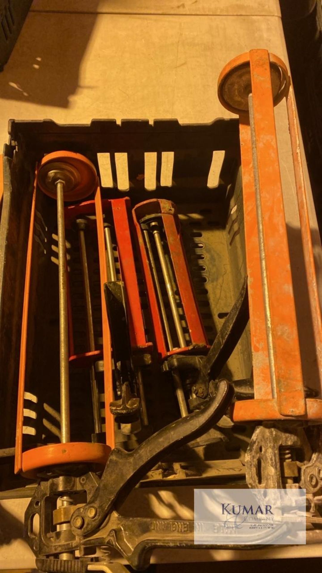 Box of assorted sealant guns - Image 3 of 4