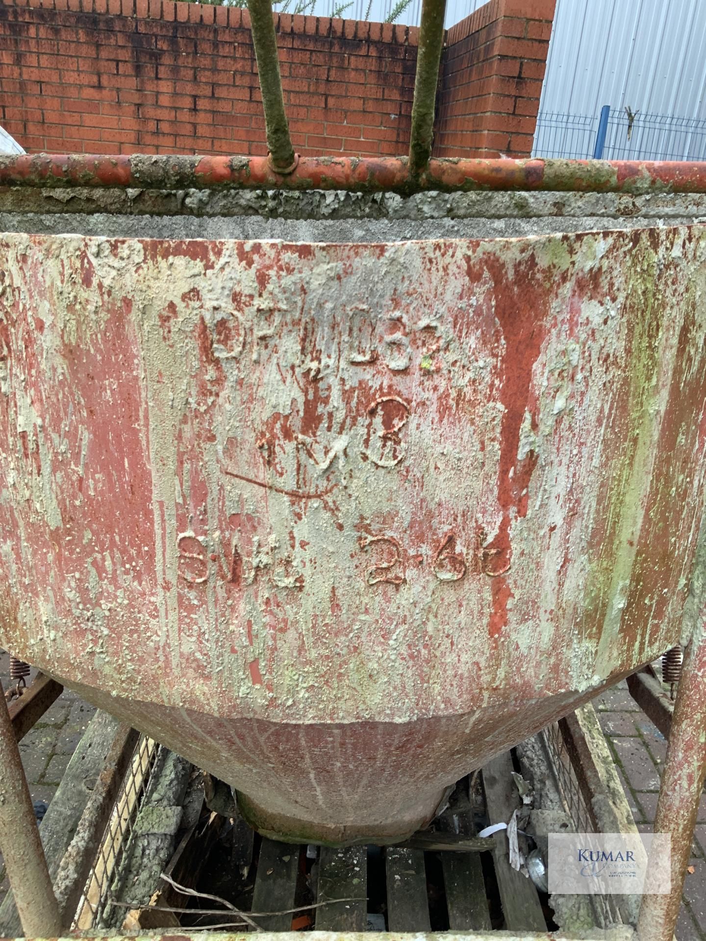 Concrete skip Funnel - Image 2 of 8