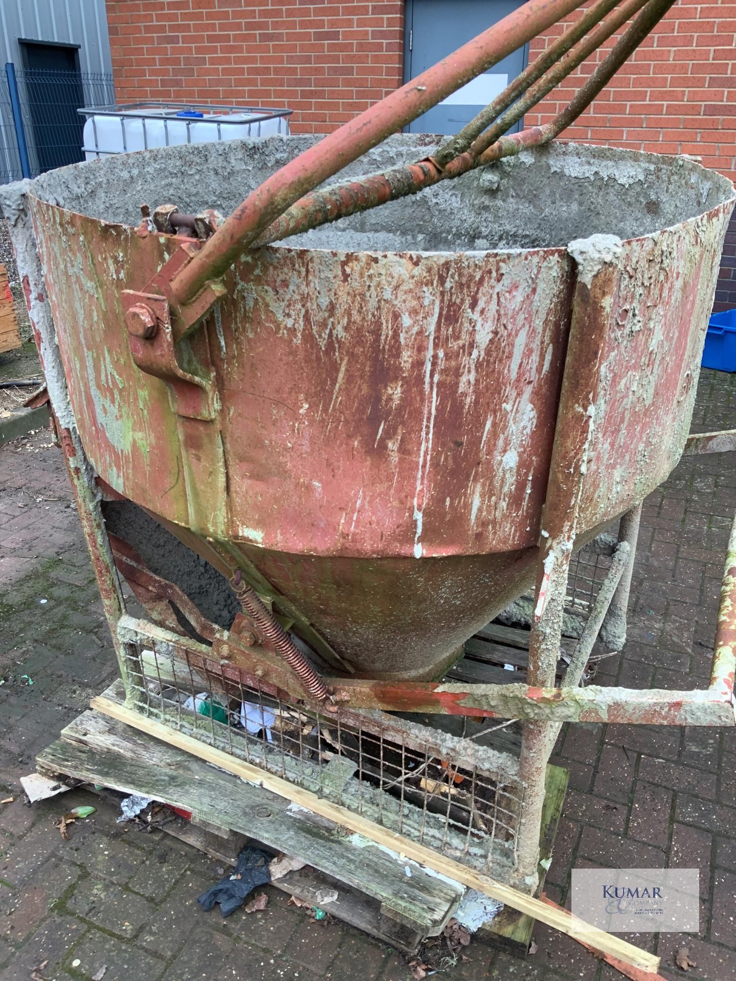 Concrete skip Funnel - Image 6 of 8