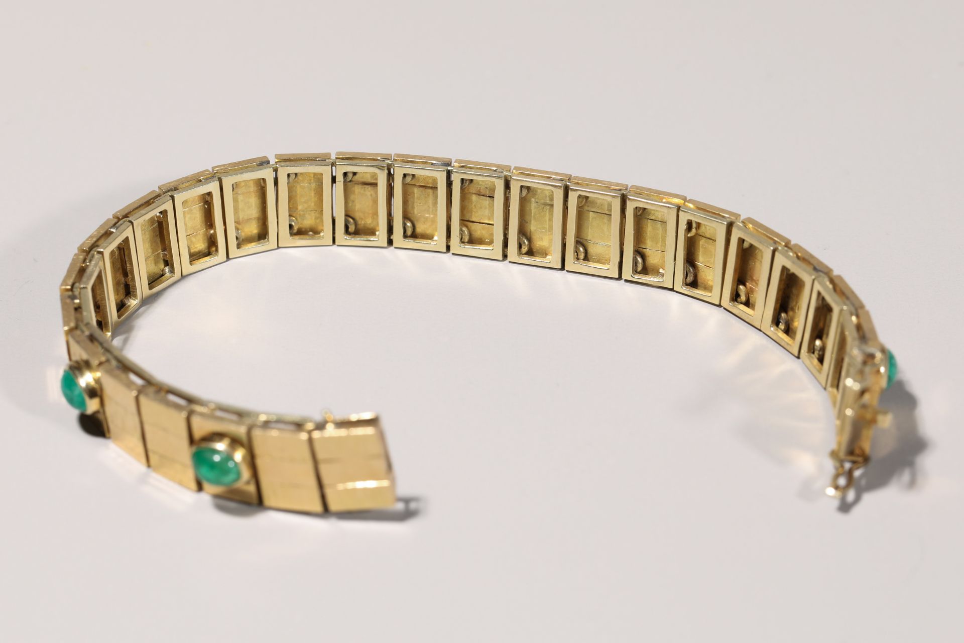 Gold bracelet with emerald cabochons - Image 6 of 7