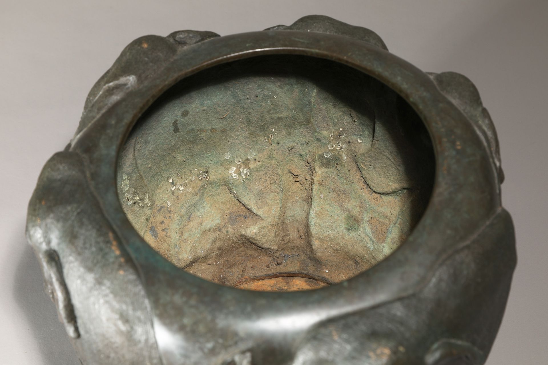 Genryûsai Seiya. Bronze Cachepot mit Elephanten. Meiji-Zeit, spätes 19. Jh. - Bild 5 aus 7