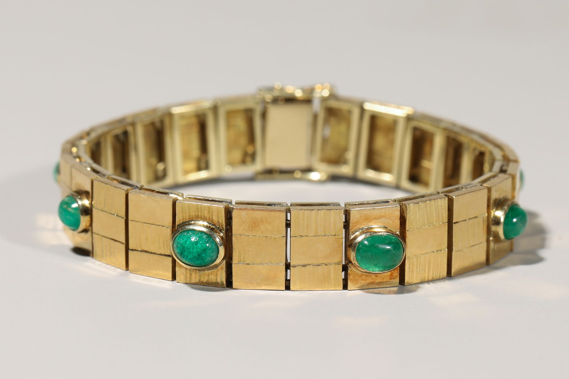 Gold bracelet with emerald cabochons - Image 3 of 7